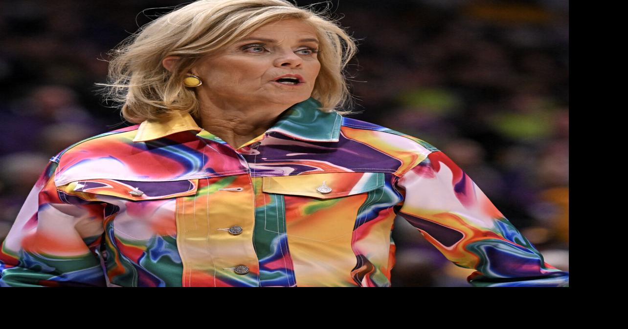 LSU's Kim Mulkey goes big with pink outfit for Final Four Womens