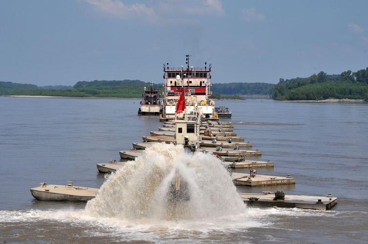 Dustpan dredge Hurley in Mississippi River