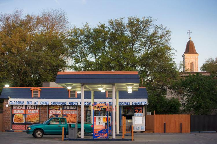 Report New Orleans gas station clerk fights off armed robbers with