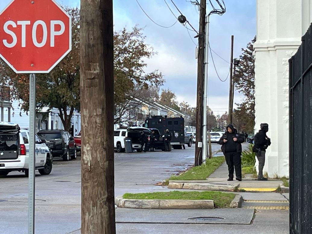 New Orleans SWAT team in standoff with wanted person | Crime/Police ...