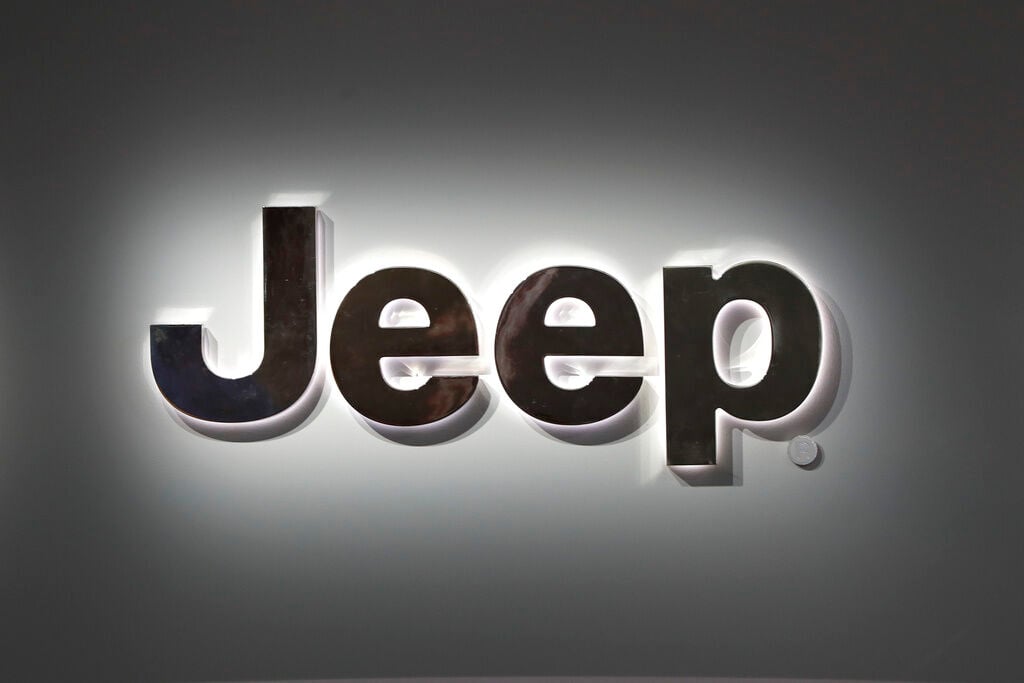 U.S. closes investigations into problems with 2 Jeep SUVs without seeking  recalls - CBS Detroit