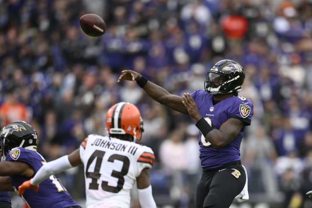 Baltimore Ravens quarterback Lamar Jackson works out prior to an NFL  preseason football game against the New Orleans Saints, Saturday, Aug. 14,  2021, in Baltimore. (AP Photo/Nick Wass Stock Photo - Alamy