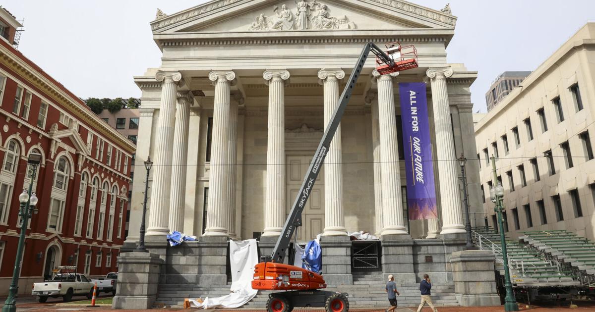 Amid budget woes, Cantrell administration hired contractor to remove Moreno's Gallier Hall banners