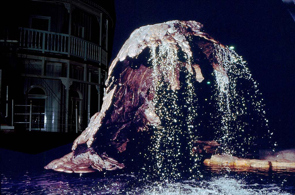 オブジェ　レリーフ　アート Long-lost Lynda Benglis sculpture 'The Wave' headed to City Park