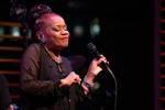 La vocalista Catherine Russell trae joyas de jazz y blues menos conocidas al New Orleans Jazz Fest