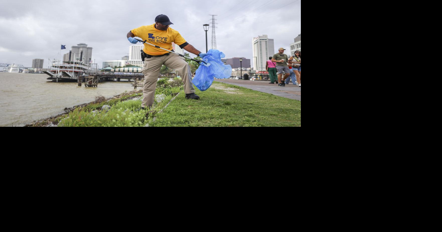 Volunteers clean the riverfront area in the French Quarter | Photos ...