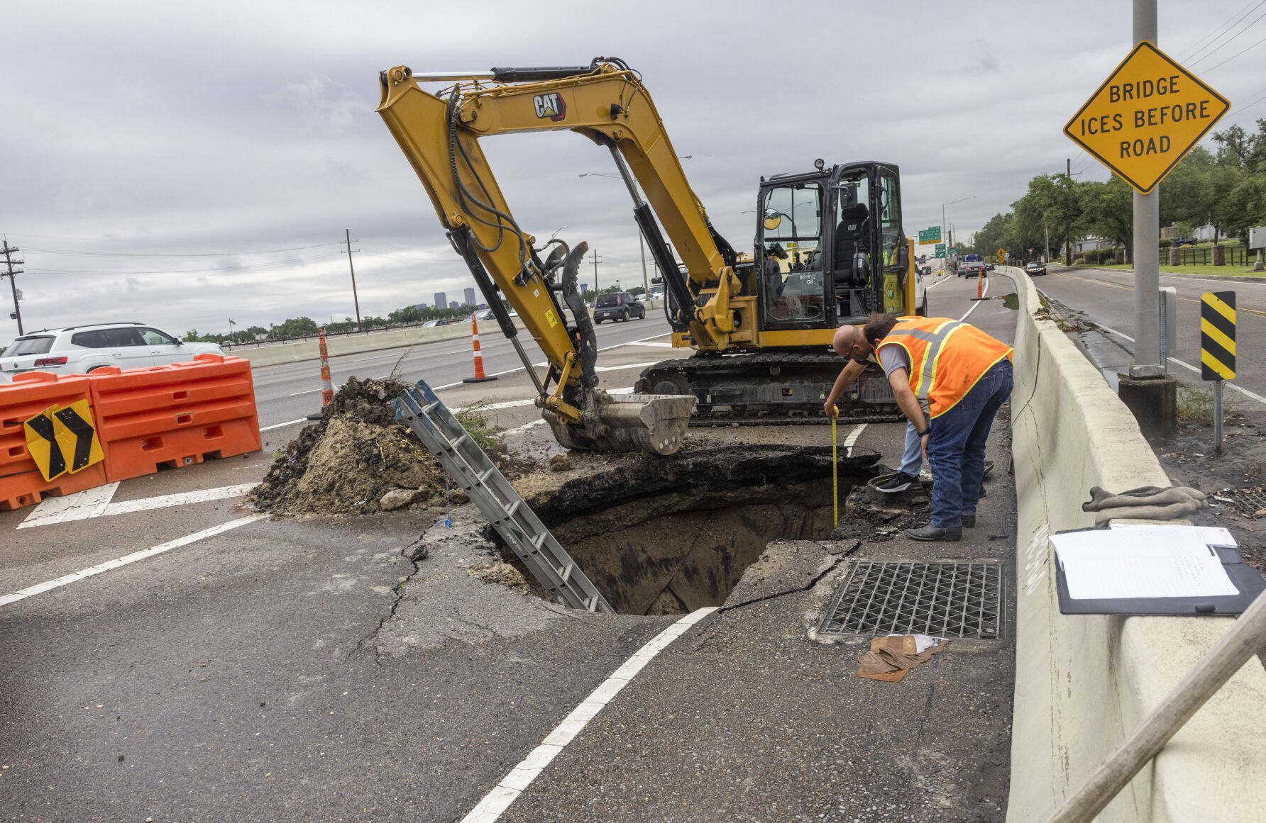 Sinkhole ‪ 6213abc2-d12e-4d86-92b2-