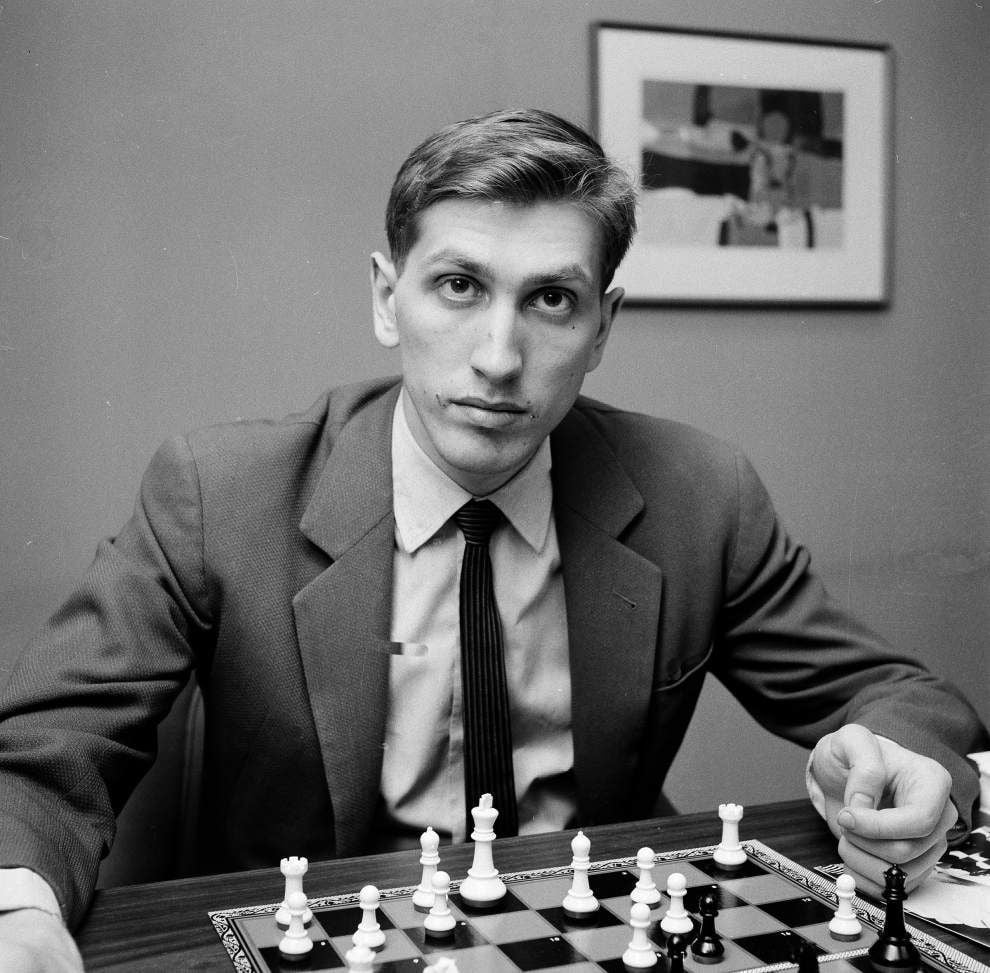 Amazing Chess Game: Bobby Fischer's accurate dark square play