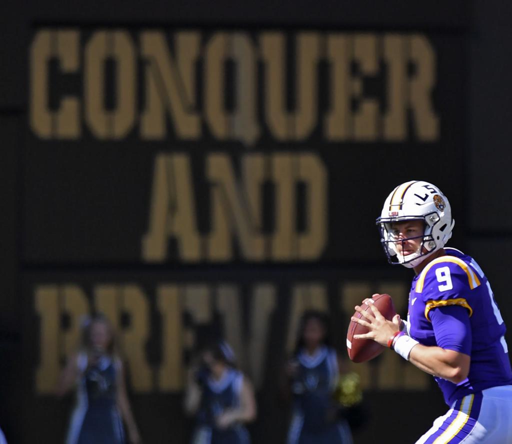 Joe Burrow dons a 'Burreaux' jersey on LSU's senior night 