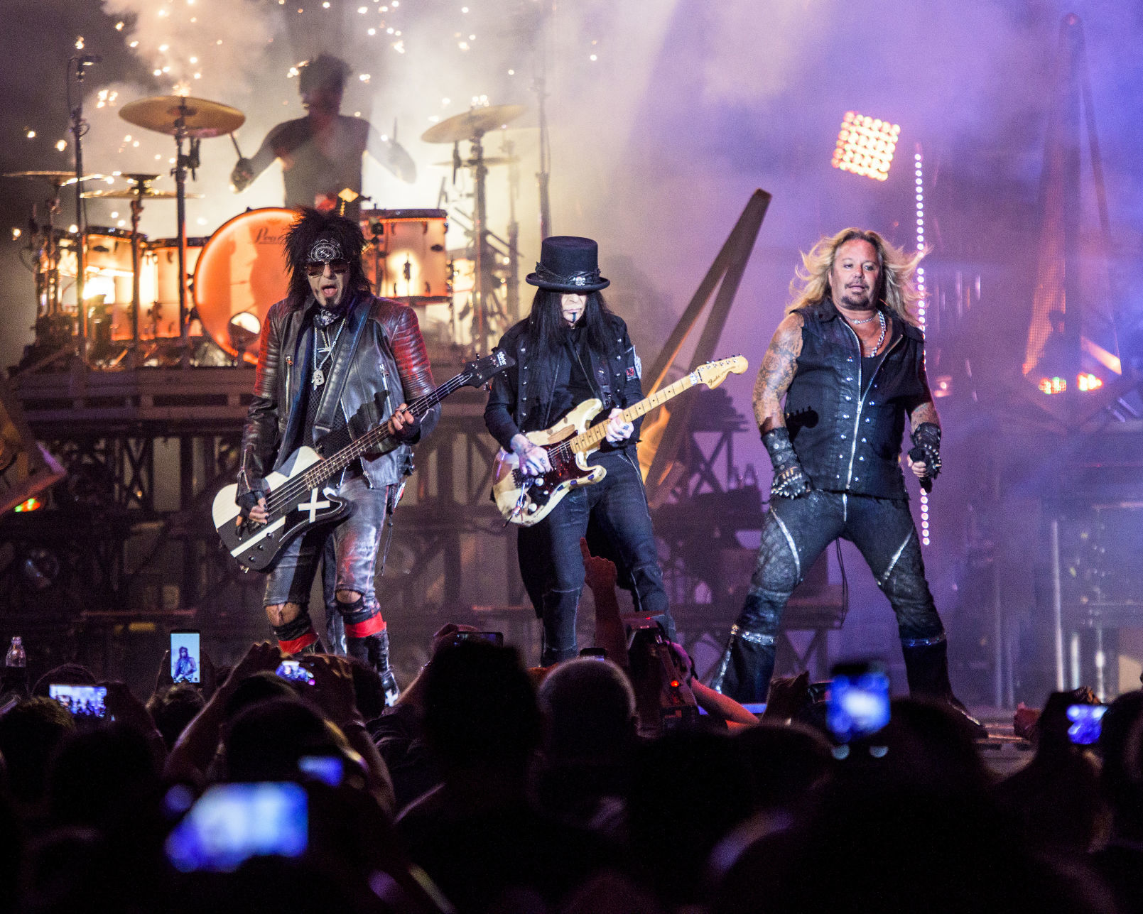 Группа mötley crüe. Концерт мотли крю. Motley crue 1994. Motley crue 1981. Группа mötley crüe концерт.