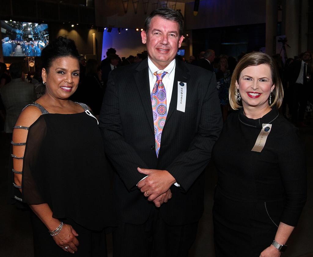 nell-nolan-uno-distinguished-alumni-gala-masno-nocturne-vcpora-gala-musical-pair-honored-nola-com