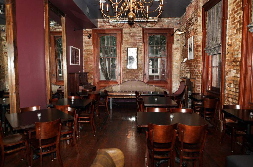 Drink in the classic Old Fashioned in historic surroundings at