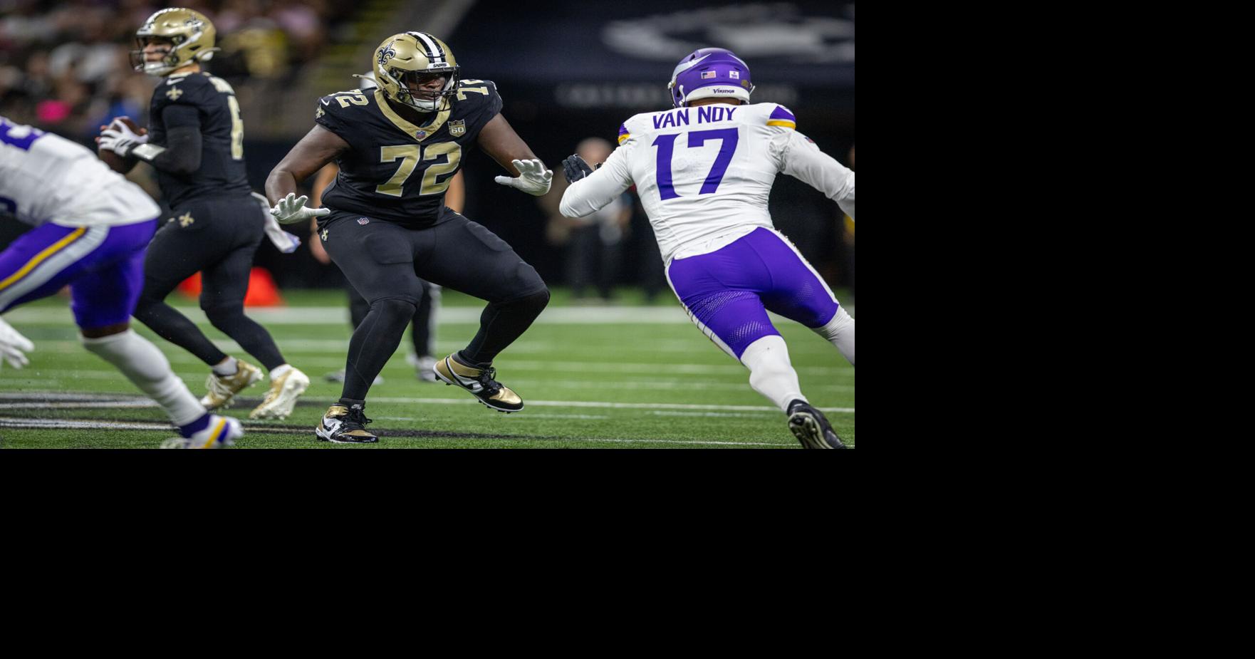 Why did the Saints switch out their left tackle for one series against the Vikings?