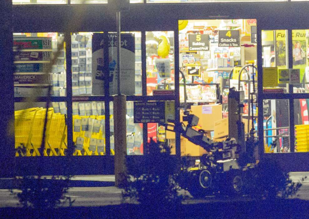 Photos: SWAT, Police Secure Store During Armed Robbery In New Orleans ...