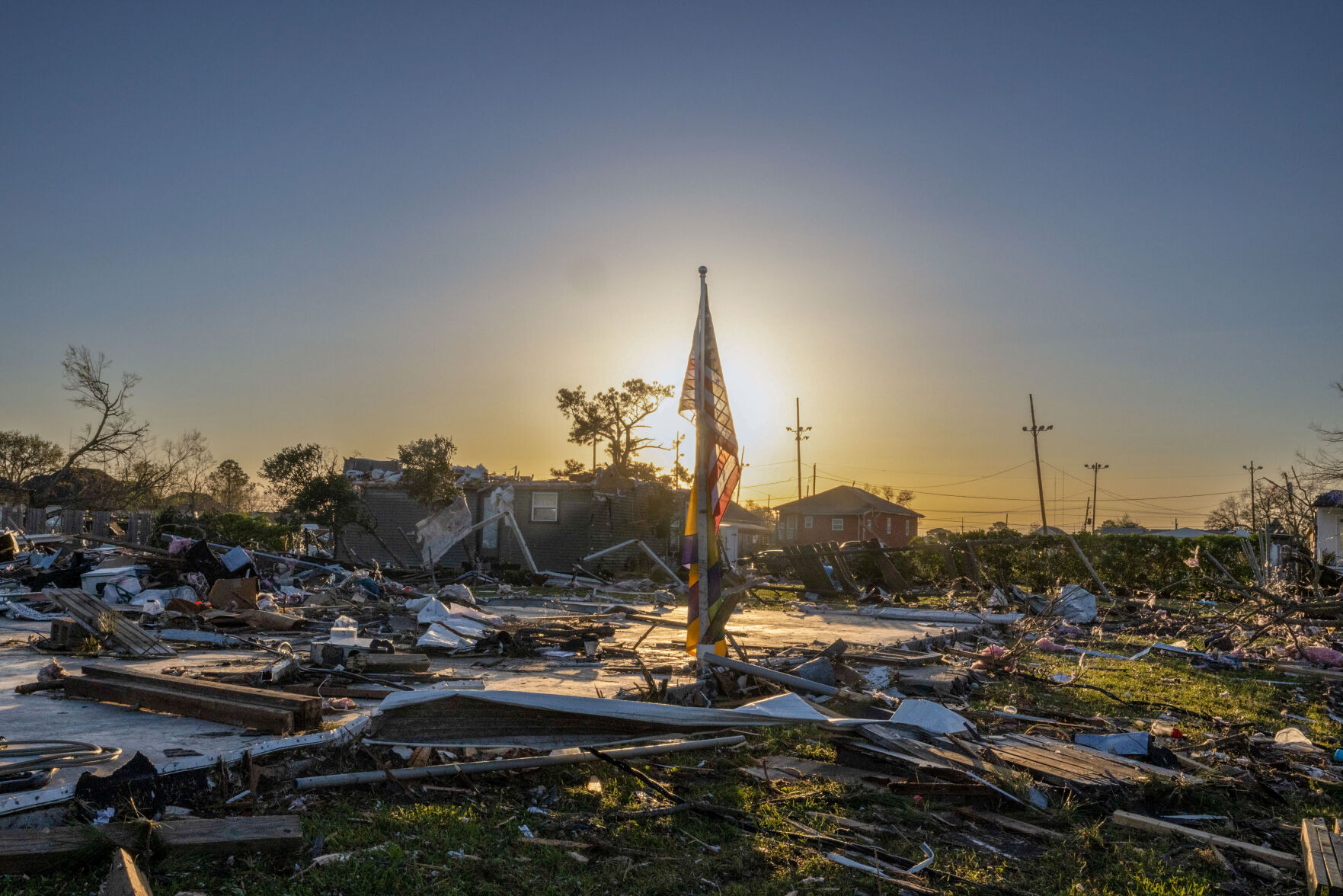 Photos: Volunteers Offer Relief For Victims Of The EF3 Tornado In Arabi ...