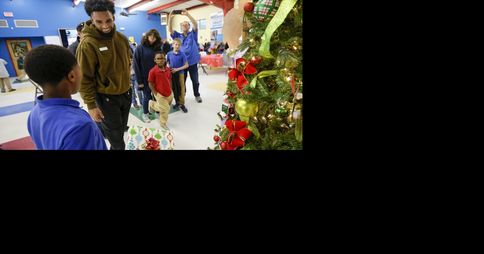 Photos Saints wide receiver catches holiday spirit at Boys & Girls Club Christmas party