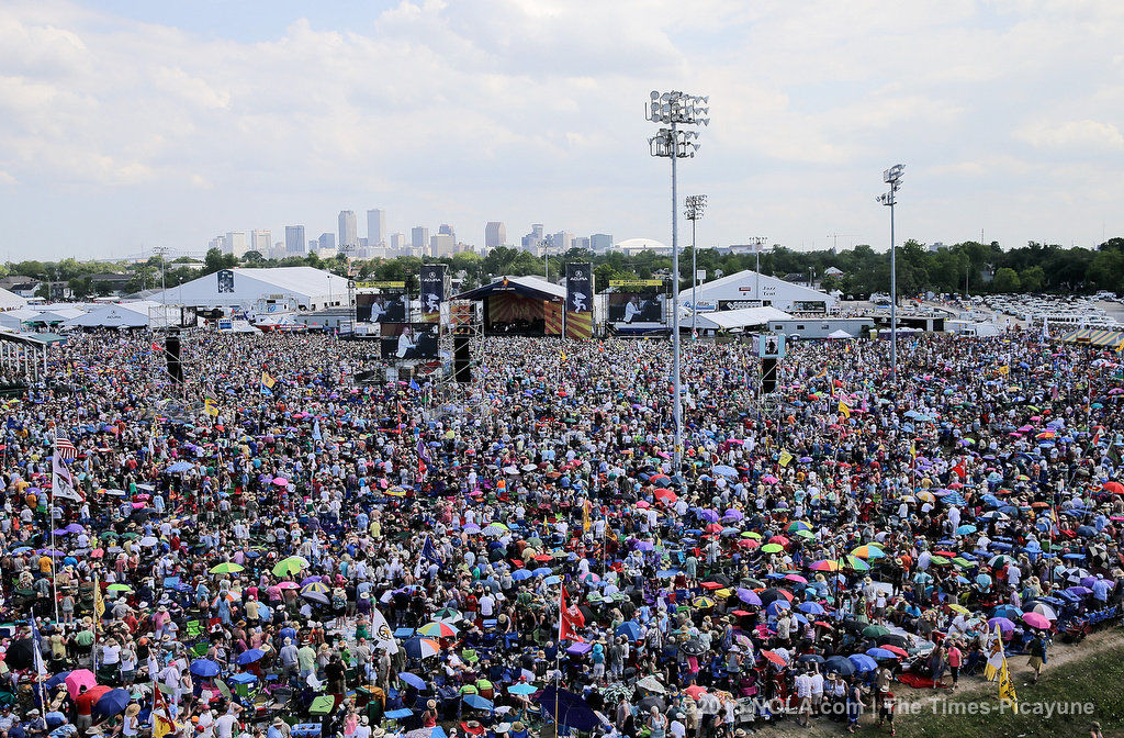 Elton John dazzled an enormous crowd at the 2015 New Orleans Jazz Fest