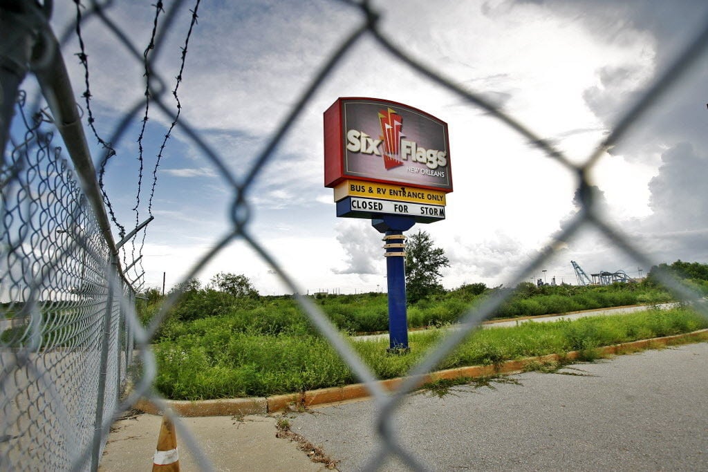 USAストリート看板 LIMITED Offers to buy former Six Flags in New Orleans East up for