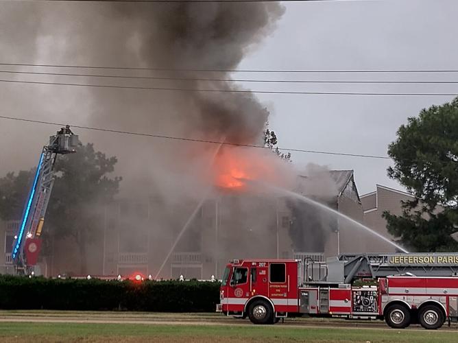 Sunlake Apartments catch fire in Kenner Jefferson Parish