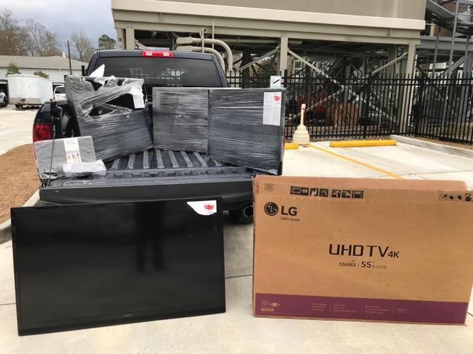 Pair peddled 'fake' flatscreen TVs near Slidell parade route police