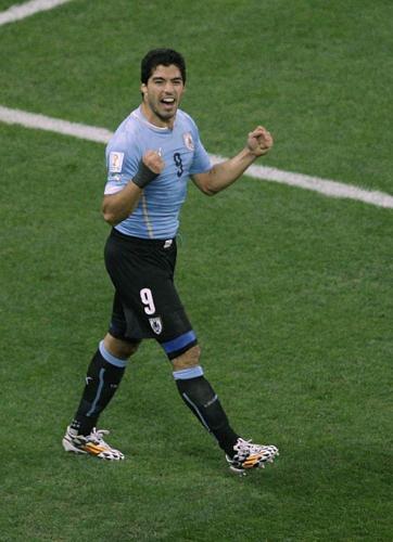 Luis Suarez gives Uruguay 2-1 win over England _lowres
