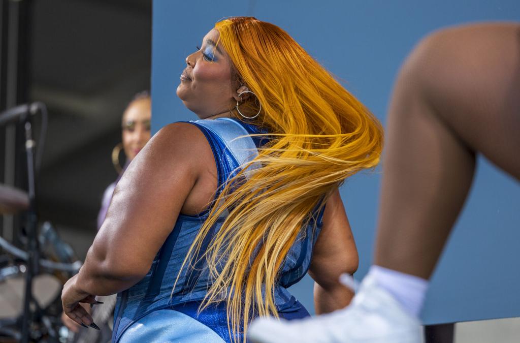 Lizzo wows the crowd in a Sєxy double denim look and vibrant orange wig
