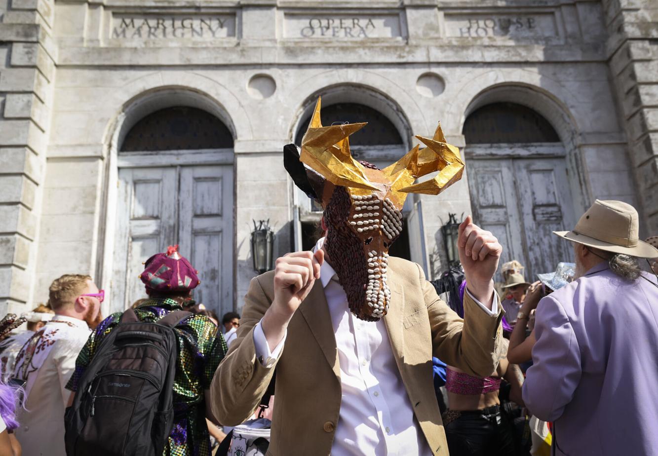 Krewe of Red Beans marches on Lundi Gras Entertainment/Life