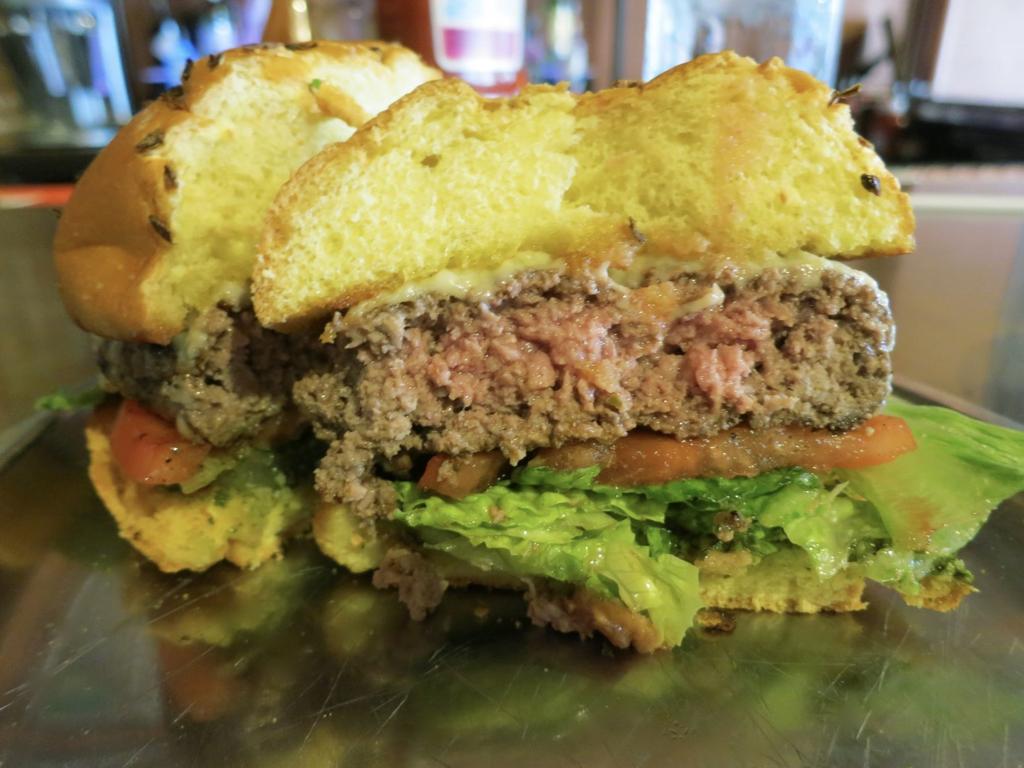 Recette de hamburgers farcis au fromage | Frank's RedHot CA