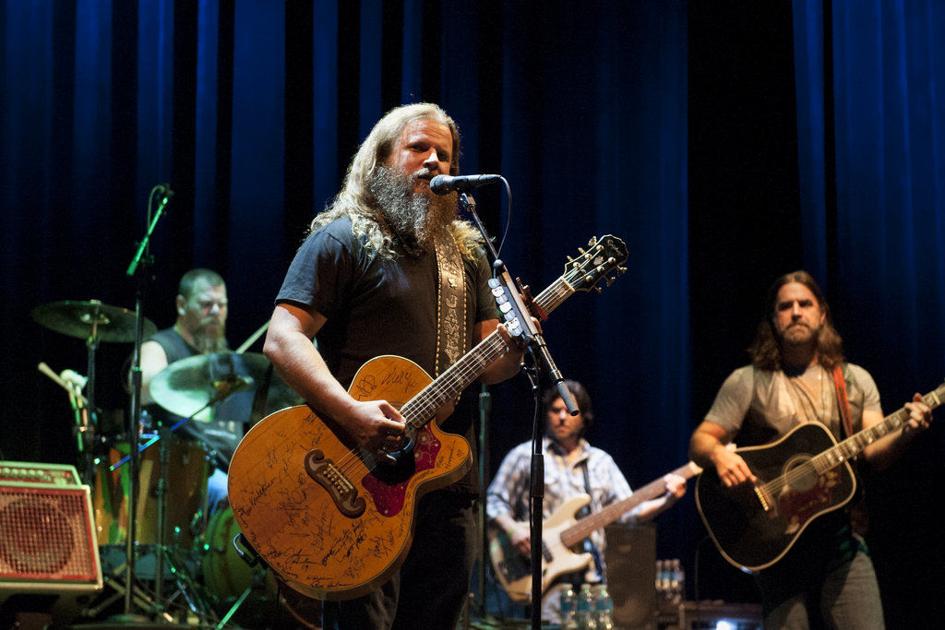 Jamey Johnson conjured classic outlaw country at New Orleans' Civic Theatre on Thursday