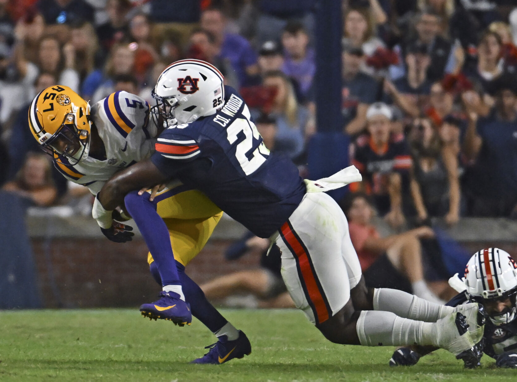 LSU QB Jayden Daniels Leaves The Auburn Game With An Injury In The 4th ...