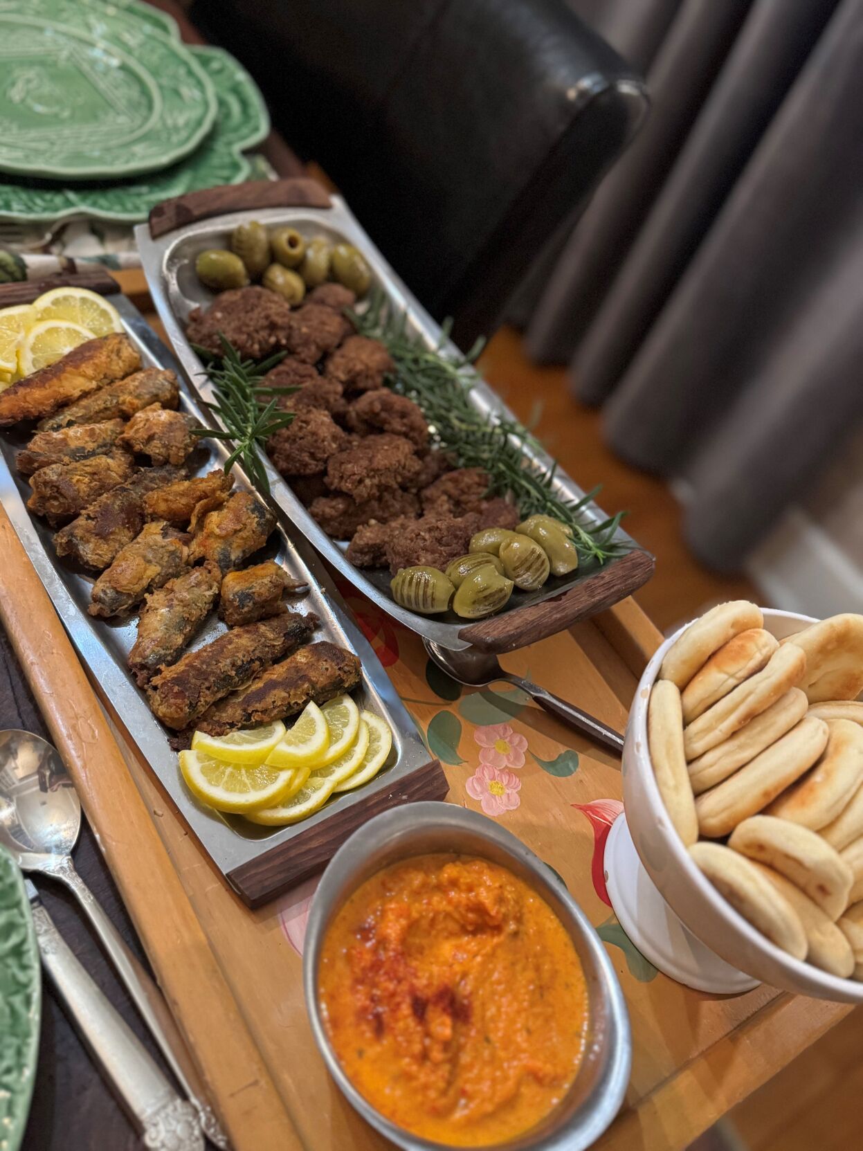One table, six chairs Committing to Louisiana dinner parties
