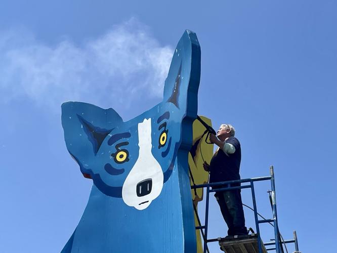 George Rodrigue's big Blue Dog on Veterans Boulevard in Metairie gets a bath | Arts George Rodrigue's big Blue Dog on Veterans Boulevard in Metairie gets a bath | Arts