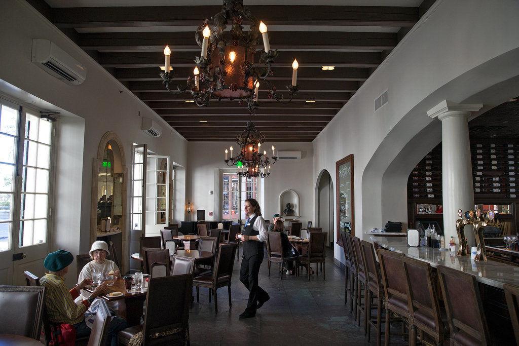 Tableau Restaurant Inside Le Petit Theatre Earns Three Beans New