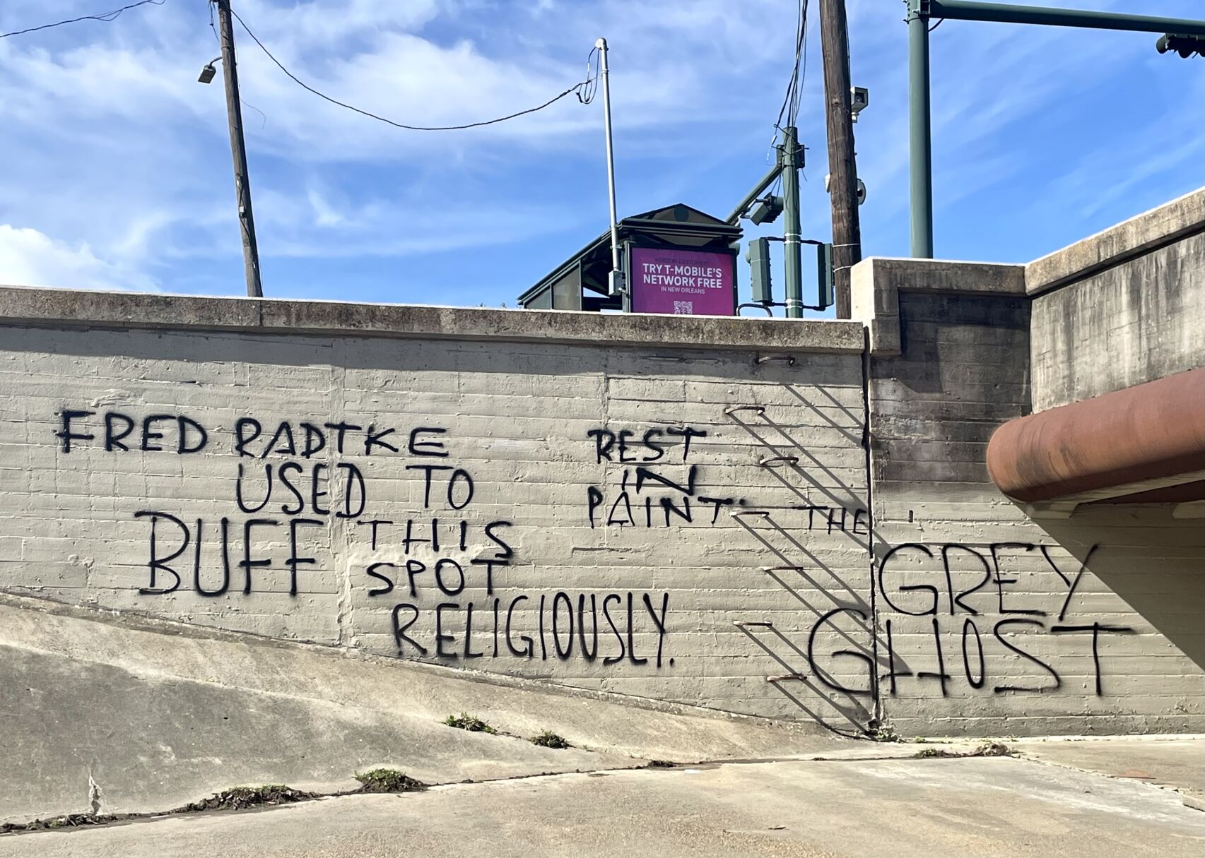 A message to the 'Gray Ghost' anti-graffiti activist pops up