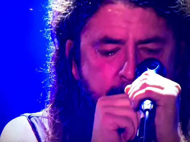 Grohl Joins Eilish for Acoustic Foo Fighters Tribute to Hawkins