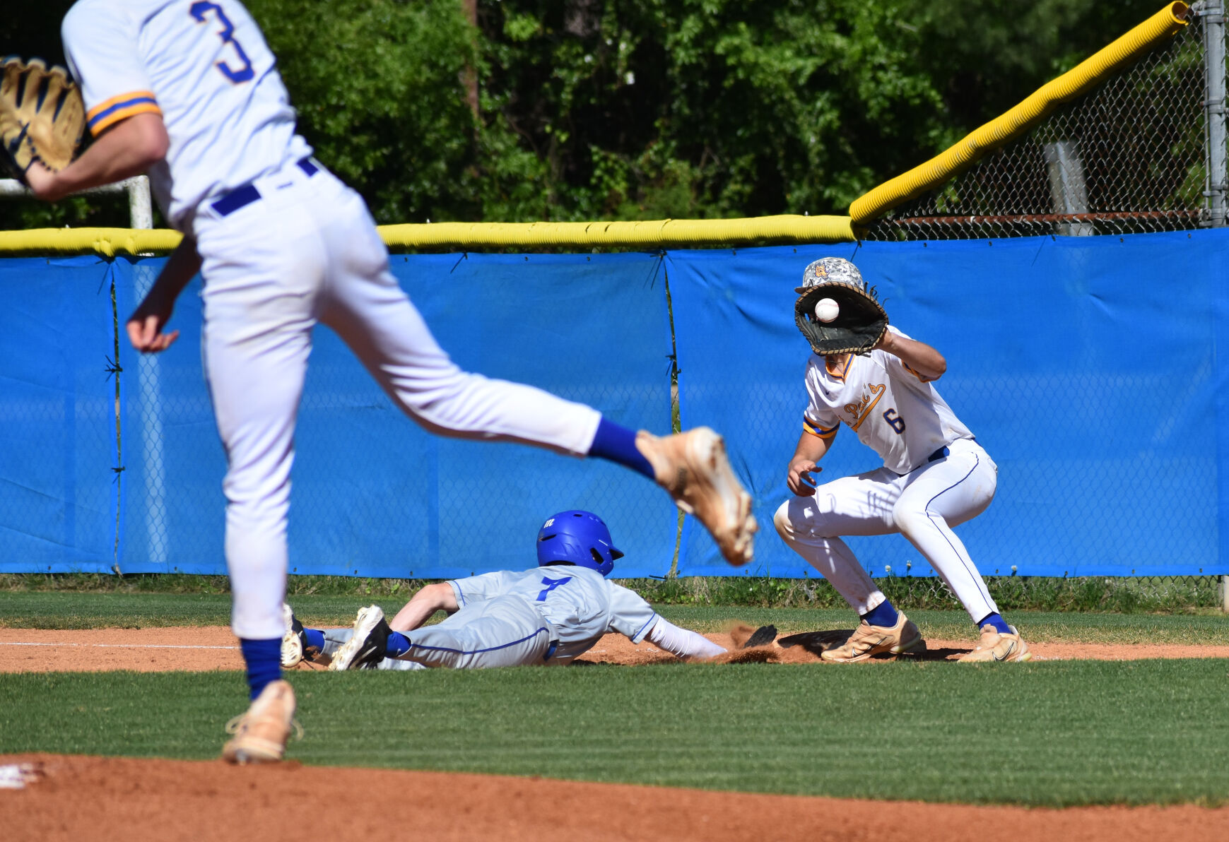 Mandeville Dominates St. Paul’s District Showdown with 12-0 Win and Bizarre Triple Play Drama