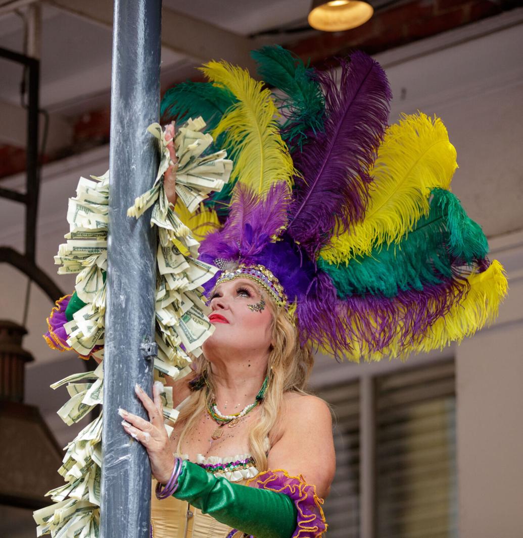 Photos Mardi Gras greasing of the poles in New Orleans at the Royal