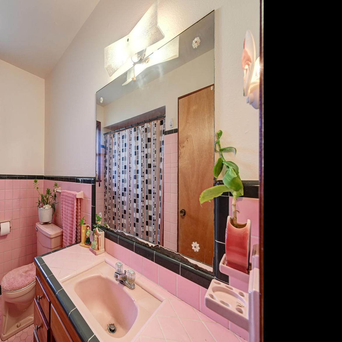1950s Bathrooms and a Pink and Gray Kitchen: Friday Finds - Town