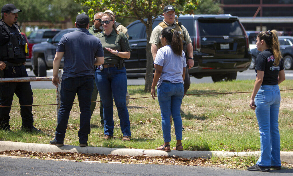 Texas gunman barricaded himself in 4th 