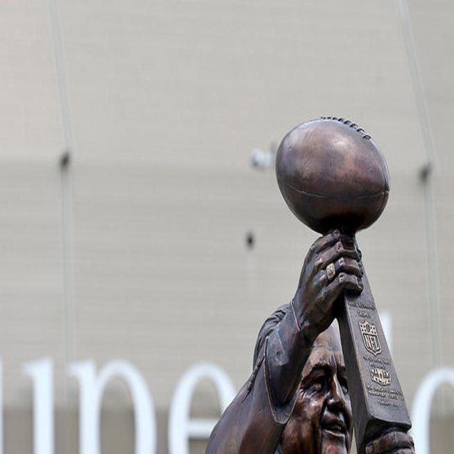 Saints unveil statue of Tom Benson at Superdome