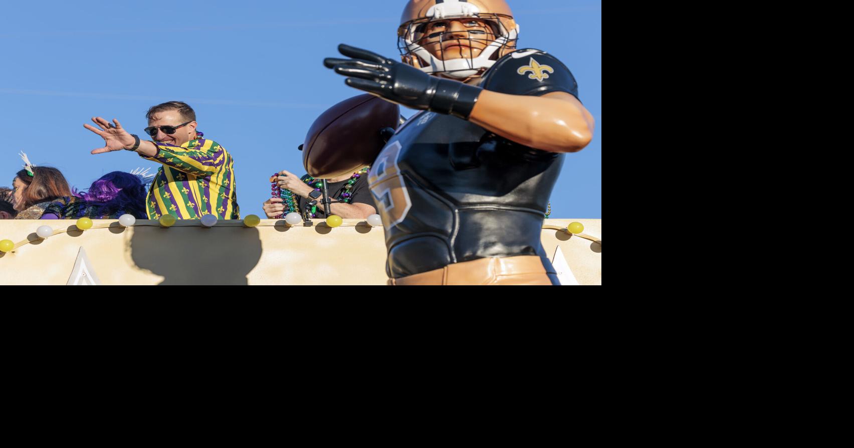 Watch Drew Brees throw footballs to New Orleans revelers in Saints themed Bacchus float