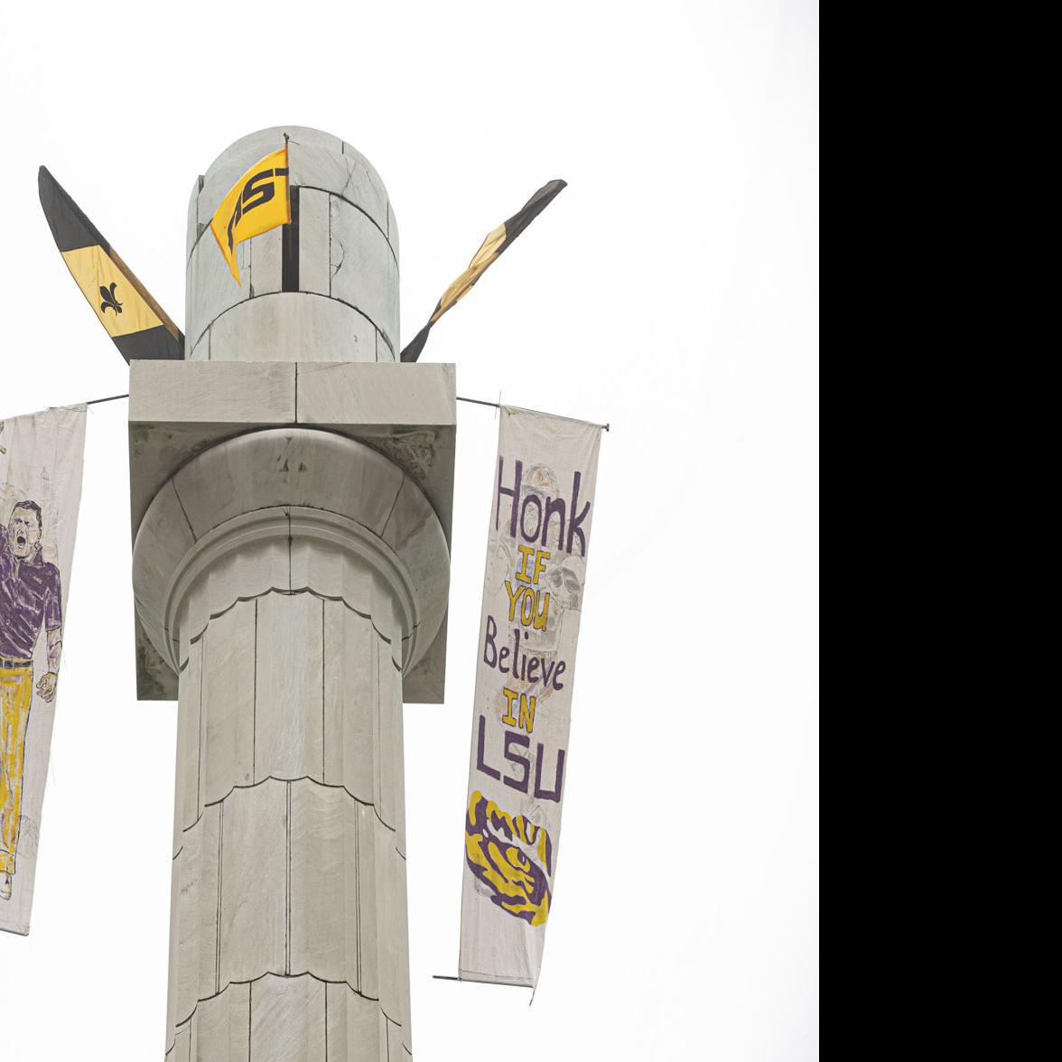 Hmm Lsu Banners Appear Mysteriously On The Lee Circle Column In