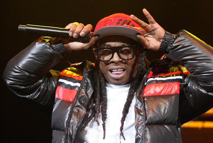 Lil Wayne suffers seizure on flight, website reports