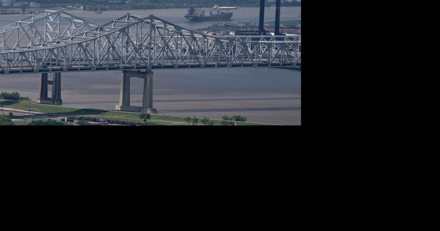 Vessel towing 30 barges on Mississippi River in New Orleans collides with sea wall