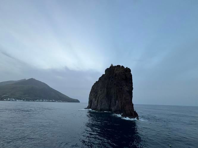 LC2   STROMBOLI APPROACH BY SEA.jpg