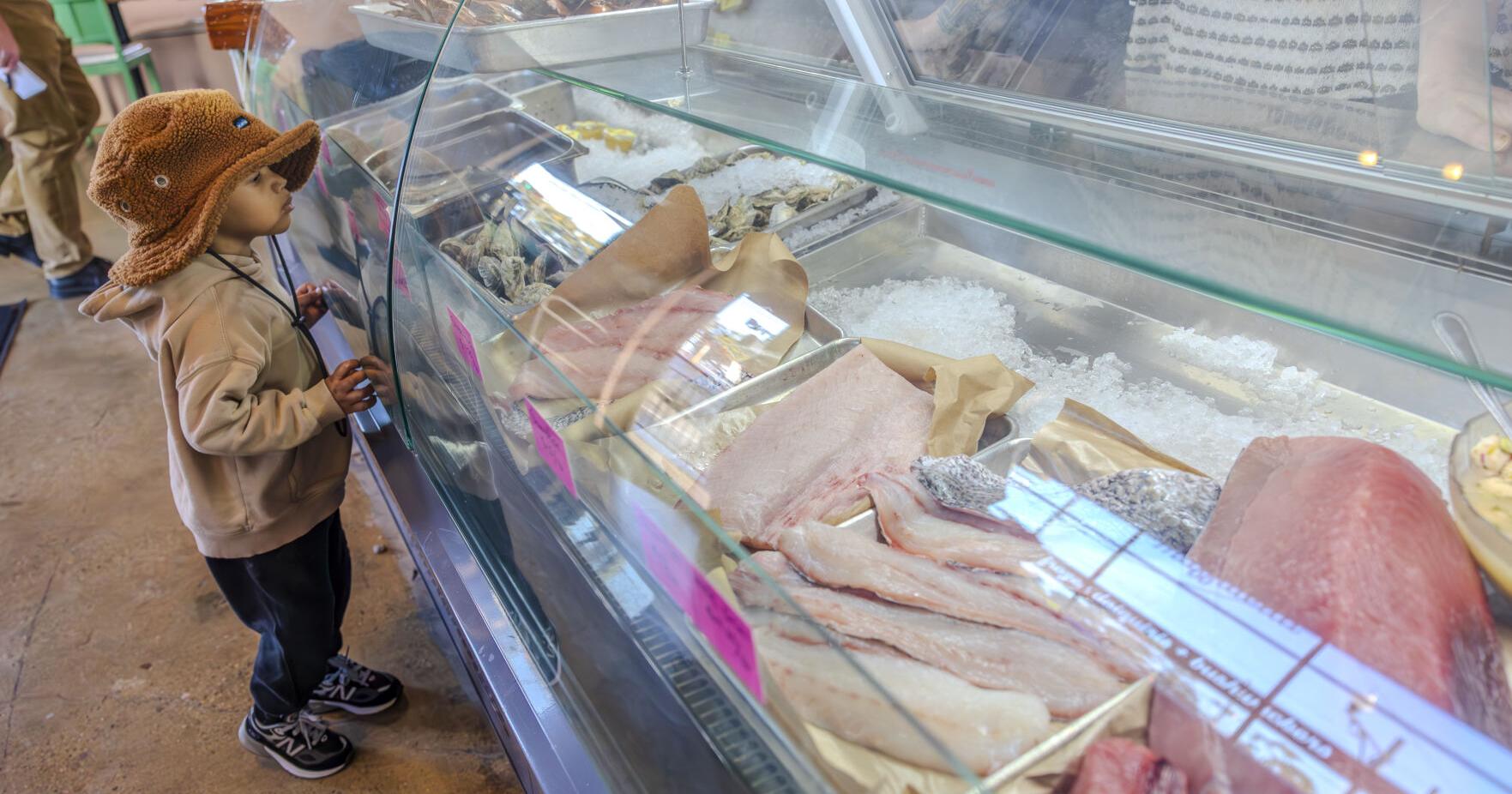 Fish market for oysters, boiled crawfish at Porgy's in NOLA | Where NOLA Eats - Vimarsana News