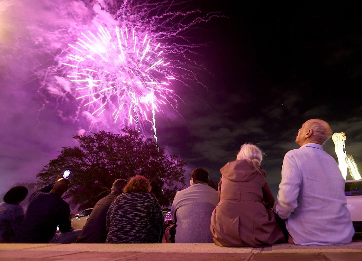 Ring In The New Year At Glitzy Parties Dinners Then Watch Fireworks Over The Mississippi River Louisiana Festivals Nola Com