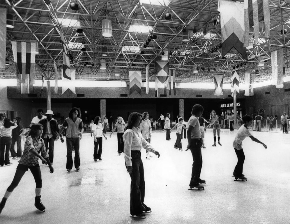 Remembering the ice skating rink at the Lake Forest Plaza | Archive ...