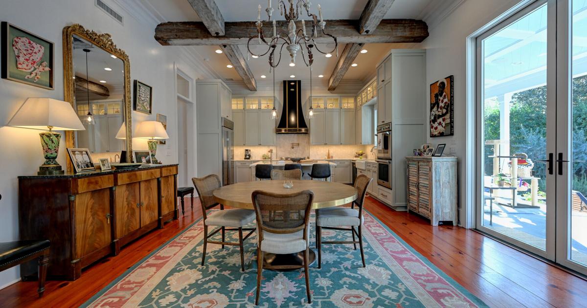 Home is Carnival on the outside, art-filled on the inside | Entertainment/Life Home is Carnival on the outside, art-filled on the inside | Entertainment/Life