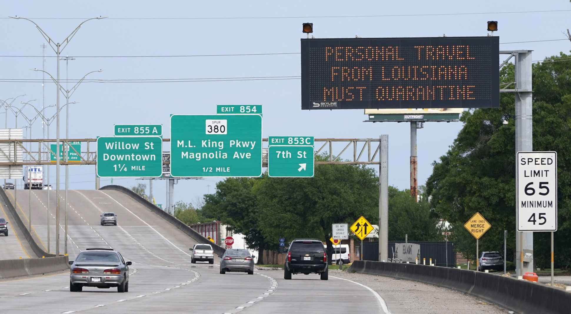 Texas to require Louisiana residents driving through to quarantine